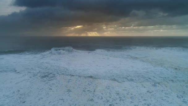 Widok z lotu ptaka na duże fale oceaniczne i zachody słońca — Wideo stockowe