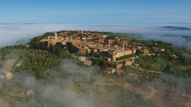 Cidade italiana velha no topo da colina no nevoeiro Toscana — Vídeo de Stock