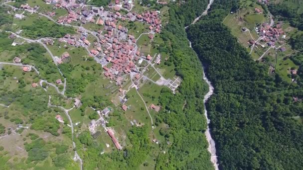 Воздушный пейзаж на озере Комо между горами — стоковое видео