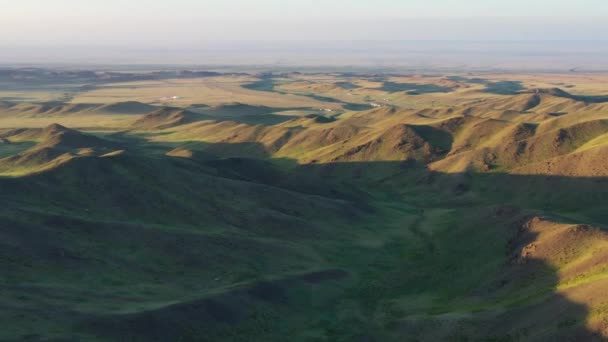 Luchtfoto van bergen in Yol Valley Mongolië — Stockvideo