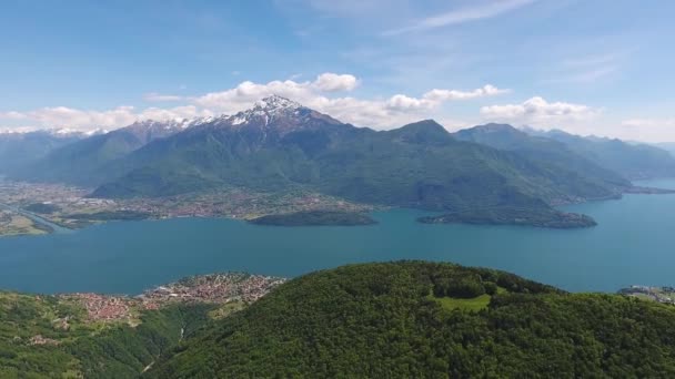 Воздушный пейзаж на озере Комо между горами — стоковое видео