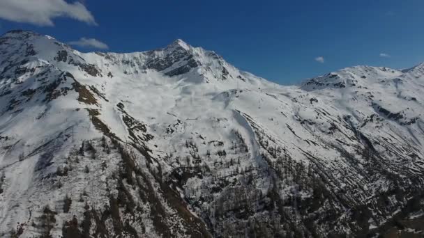 Vista aérea de las montañas de nieve en los Alpes suizos — Vídeo de stock