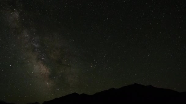 Céu noturno com forma leitosa e estrelas — Vídeo de Stock