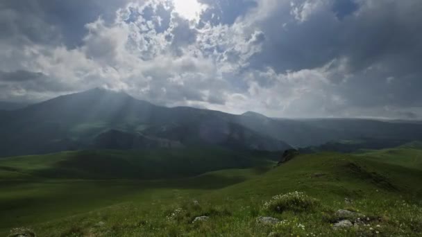 Гірський пейзаж з сонячними променями — стокове відео