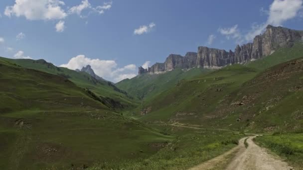 Camino en las montañas — Vídeos de Stock