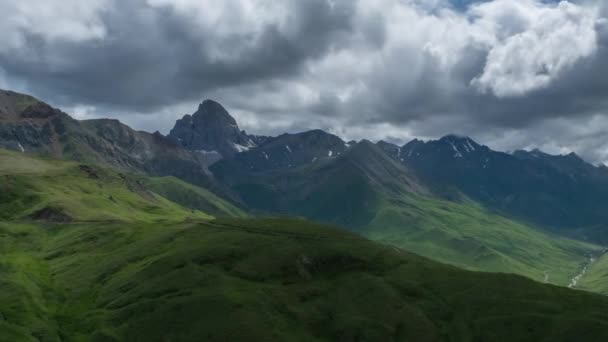 Paisagem de verão nas montanhas do Cáucaso — Vídeo de Stock