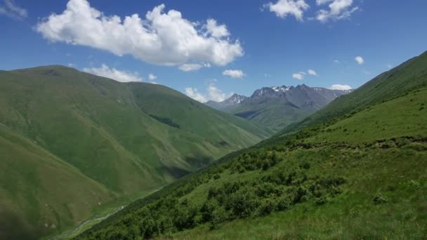 Zomer landschap in Kaukasus Bergen — Stockvideo
