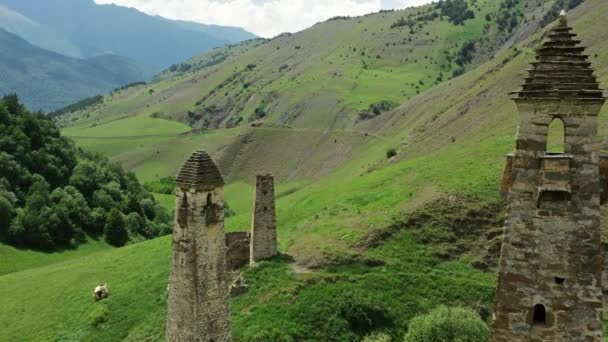 山の中の中世の塔複合体 — ストック動画