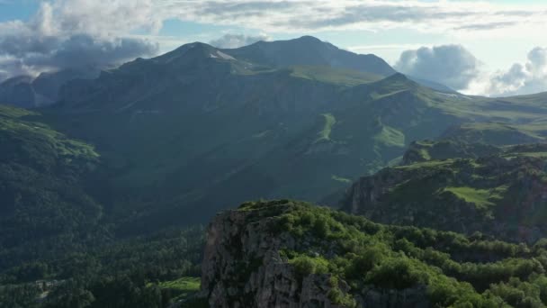 Κορυφές των καλοκαιρινών βουνών του Καυκάσου — Αρχείο Βίντεο