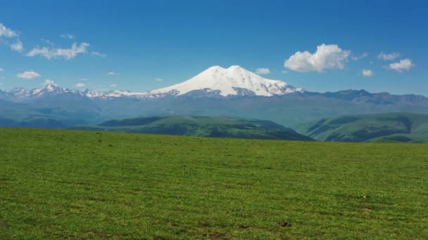 Berg Elbrus en heuvels Kaukasus bergen — Stockvideo