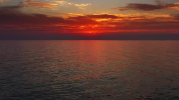 Tenang permukaan laut selama matahari terbenam — Stok Video