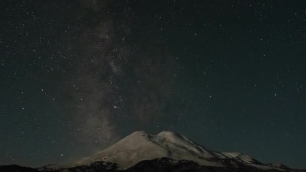 Ciel nocturne au-dessus du mont Elbrus et aube — Video