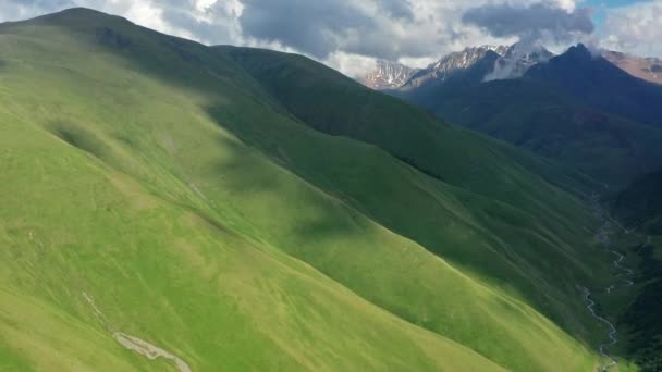 Летний пейзаж в горах Кавказа — стоковое видео