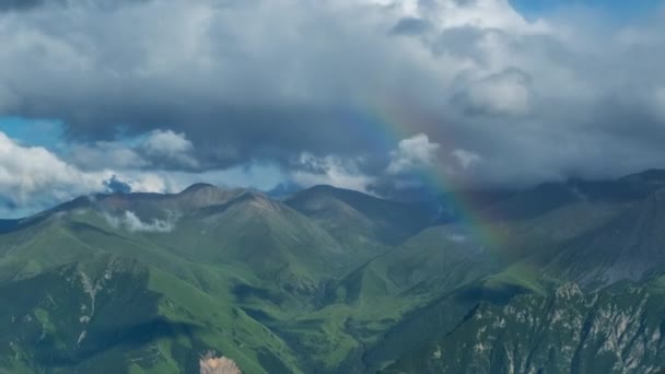 Paisagem de verão nas montanhas do Cáucaso — Vídeo de Stock