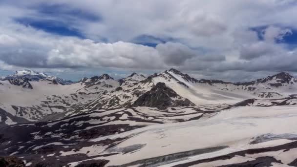 Montanhas do Cáucaso cobertas de neve — Vídeo de Stock