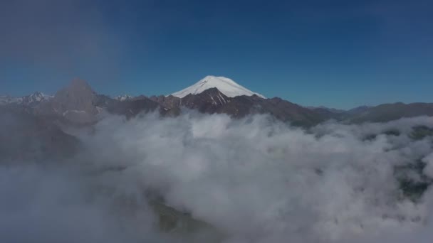 Vue aérienne des nuages et des montagnes au lever du soleil — Video