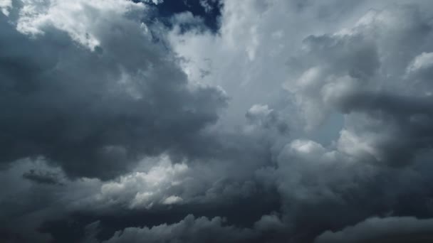 Nuvens escuras tempestade em movimento — Vídeo de Stock