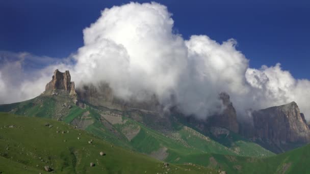 在移动的云彩下的高加索山脉 — 图库视频影像