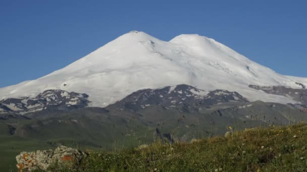 Mount Elbrus in de Kaukasus bergen — Stockvideo