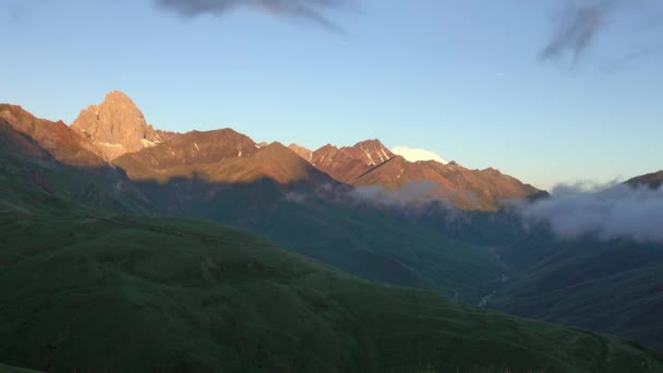 Matahari terbit di pegunungan dan awan — Stok Video