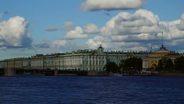 Dramatické nebe nad řekou Neva v Petrohradě — Stock video