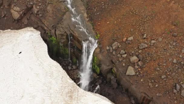 Cascada y nieve en las montañas — Vídeo de stock