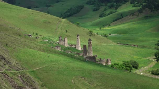 山の中の中世の塔複合体 — ストック動画