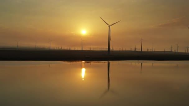 Windkraftanlagen mit Sonnenaufgangsreflexion — Stockvideo
