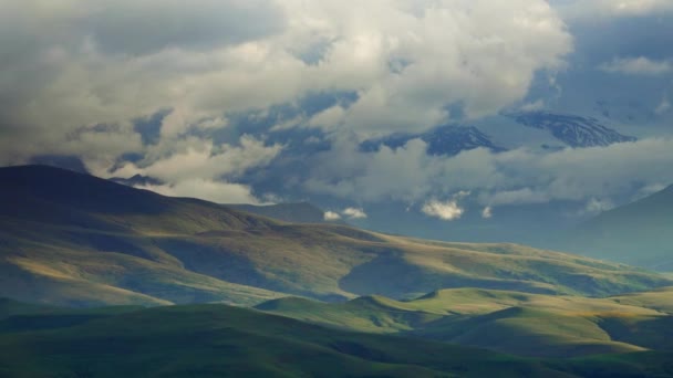 Światło słoneczne na wzgórzach Kaukazu — Wideo stockowe