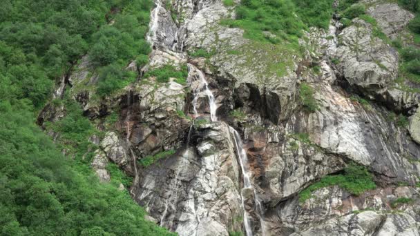 Cascadas de Midagrabindon en las montañas del Cáucaso — Vídeos de Stock