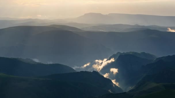Zonlicht op heuvels in Kaukasus bergen — Stockvideo
