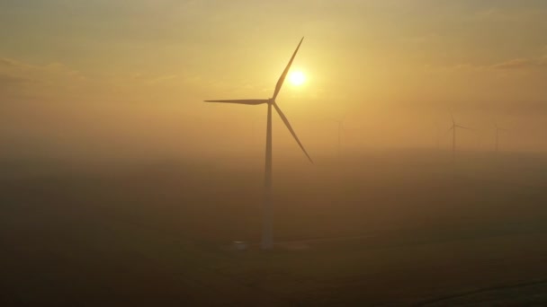 Windmühlen drehen sich bei Sonnenaufgang im Nebel — Stockvideo