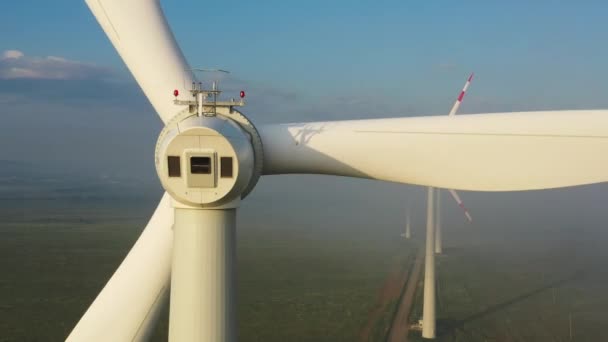 Molinos de viento o turbina eólica a la luz de la mañana — Vídeo de stock