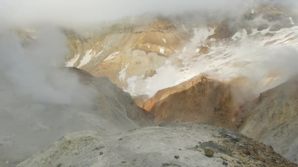 Fumarolas na cratera do vulcão Mutnovsky ativo — Vídeo de Stock