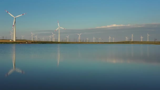 Turbinas de molinos de viento con reflejo de agua — Vídeos de Stock