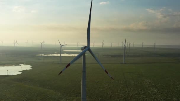 Moinhos de vento ou turbina eólica à luz da manhã — Vídeo de Stock