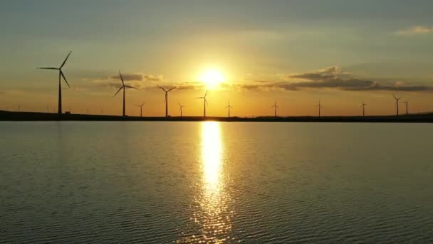 Windkraftanlagen bei Sonnenuntergang — Stockvideo