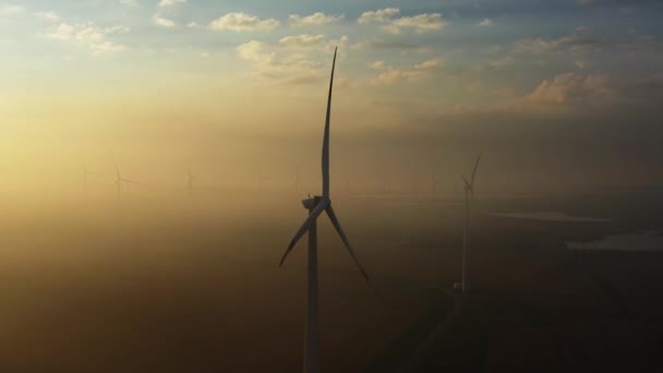 Větrné mlýny v rotaci při východu slunce — Stock video