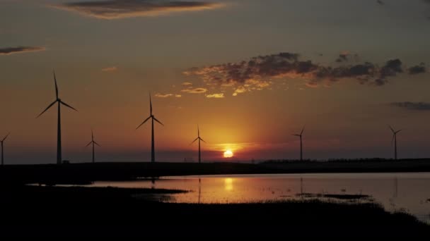 Windkraftanlagen bei Sonnenuntergang — Stockvideo
