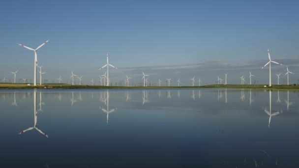 Turbinas de molinos de viento con reflejo de agua — Vídeos de Stock