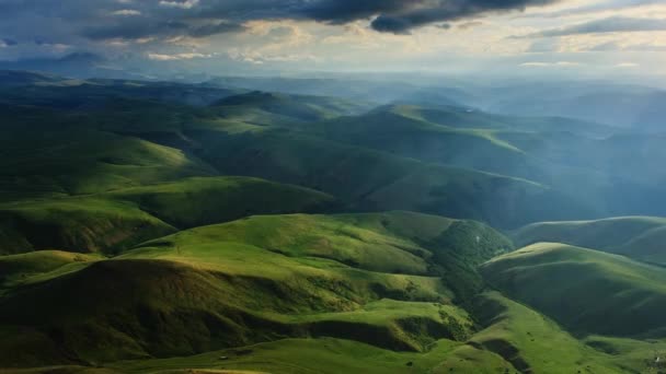 Feixes de sol nas colinas nas montanhas do Cáucaso — Vídeo de Stock
