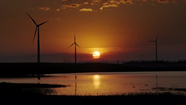 Turbiny wiatraków o zachodzie słońca — Wideo stockowe