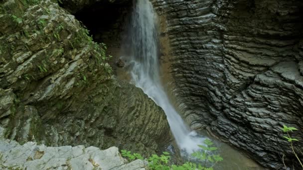 Rufabgo vízesés a kaukázusi hegyekben — Stock videók