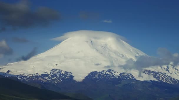 Berg Elbrus en wolken Kaukasus bergen — Stockvideo