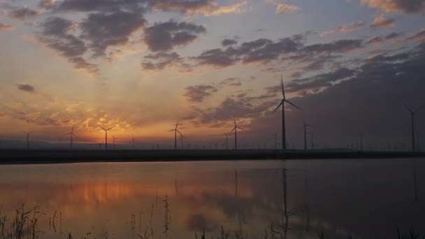 Windmolens turbines met zonsopgang reflectie — Stockvideo