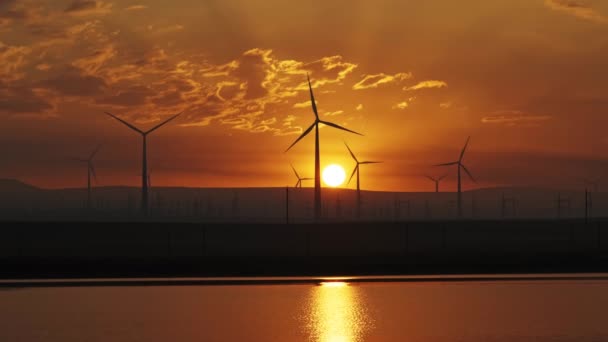 Vindkraftverk turbiner med soluppgång reflektion — Stockvideo