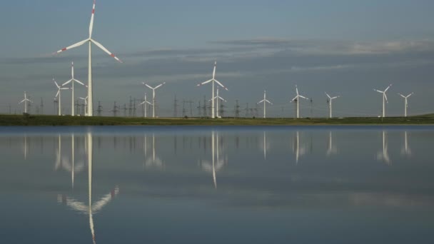 Turbinas de molinos de viento con reflejo de agua — Vídeos de Stock