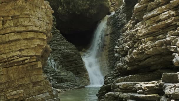 Водопад Руфабго в горах Кавказа — стоковое видео