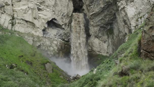 Cascada del sultán en las montañas del Cáucaso — Vídeo de stock