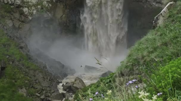 Cascada del sultán en las montañas del Cáucaso — Vídeo de stock
